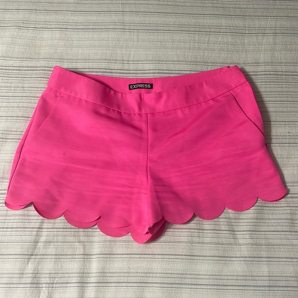 Express hot pink scalloped shorts Size 0. Polyester side zip closure. Pockets